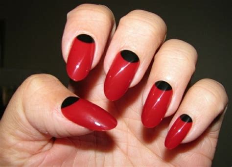 Unghie Rosso Una Manicure Originale Ma Elegante Con Una Decorazione