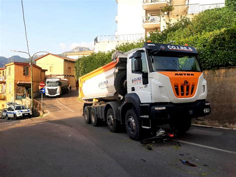 Cava De Tirreni Incidente Stradale Tra Camion E Bicicletta All