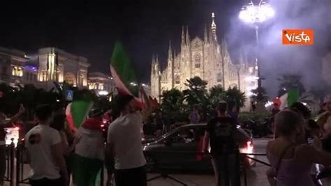 Fuochi Dartificio Fumogeni E Cori In Piazza Duomo A Milano La Festa