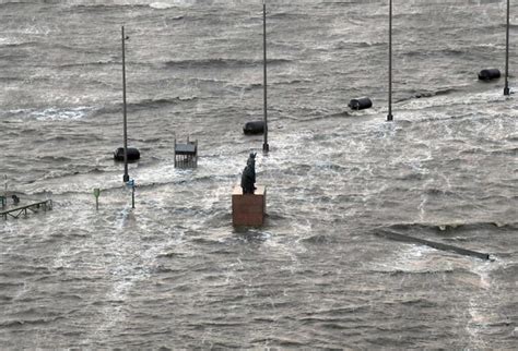 Schwere Sturmflut Trifft Auf Bremerhaven So Sieht Es In Stadt Und