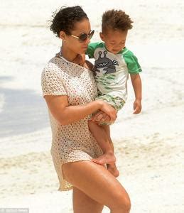 Alicia Keys Shows Off Her Bikini Body On A Beach In The Bahamas April 22 2013 Lq Tagged