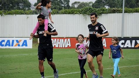 Filhas De Jogadores Roubam A Cena No Ct Do Corinthians Globoesporte