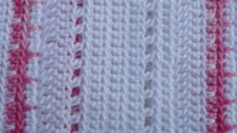 Haut blanc et rose mélangé au crochet