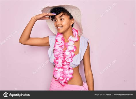 Junge Schöne Afrikanisch Amerikanische Touristin Bikini Und Mit Hawaiianischen Lei
