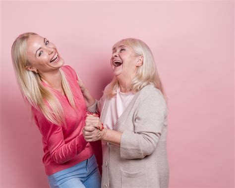 Mère Et Fille Se Tenant La Main Et Couchait Photo Gratuite