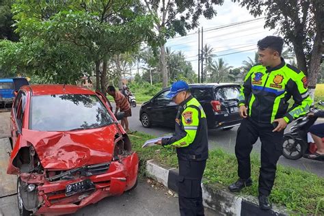 Empat Mobil Tabrakan Karambol Di Jalan Blondo Mendut Kabupaten