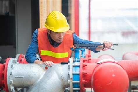 Trabajadores Asiáticos Trabajando En Fábrica Máquina De Control De