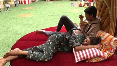 Bigg Boss Live Priyanka Chahar Choudhary Ne Archana Gautam Ko