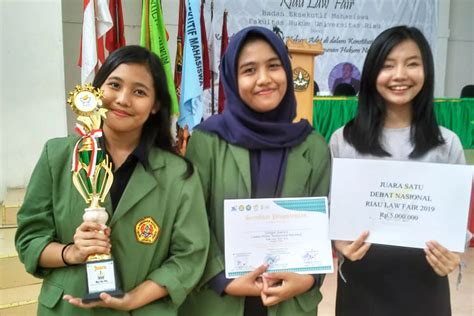 Fh Upnvj Juarai Lomba Debat Nasional Riau Law Fair Universitas