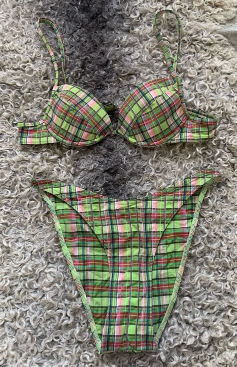 Se produkter som liknar Vintage 90 tal rutig bikini b på Tradera 693469802