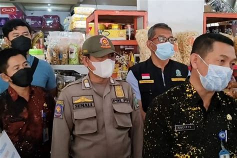 Jelang Lebaran Petugas Gabungan Razia Penjualan Makanan Minuman Di