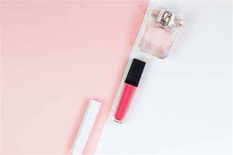 Cosméticos femininos em um fundo branco rosa conceito de batom e