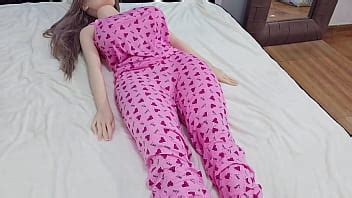 Mi Hermosa Hijastra Descansando Se Ve Deliciosa En Su Pijama Rosa XVIDEOS