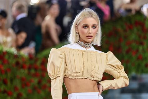 Foto Beleza de festa batom nude e cor de pessêgo ganharam os lábios das famosas no MET Gala