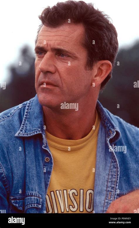 Mel Gibson Signs 2002 High Resolution Stock Photography And Images Alamy