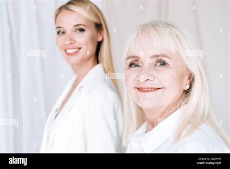 Foyer S Lectif De Grand M Re Blonde Souriante Et Petite Fille Photo Stock Alamy