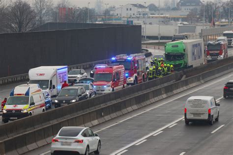 Menschenrettung Nach Schwerem Lkw Unfall Auf Westautobahn Bei Ansfelden