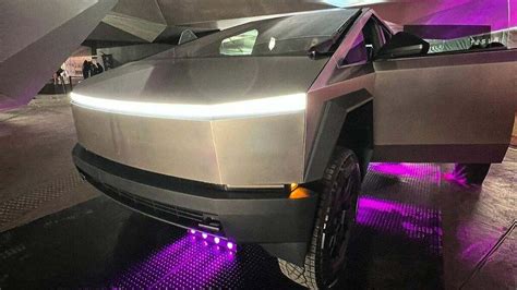 Parte Frontal Del Cybertruck De Tesla El Indestructible Tesla Cybertruck Llega A España Así