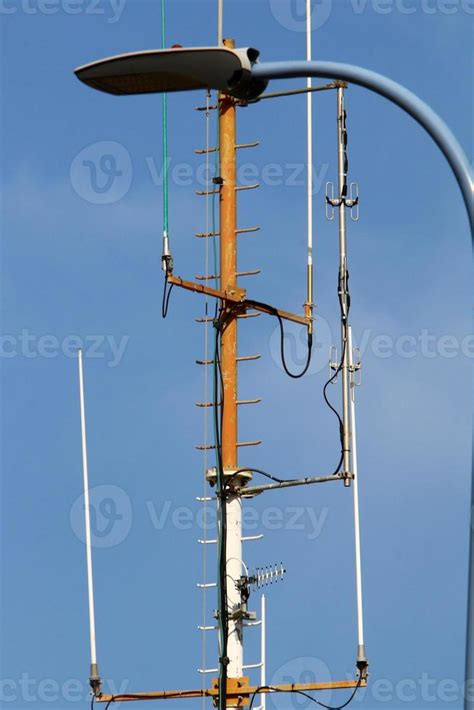 High antenna for emitting and receiving radio waves. 14301744 Stock Photo at Vecteezy