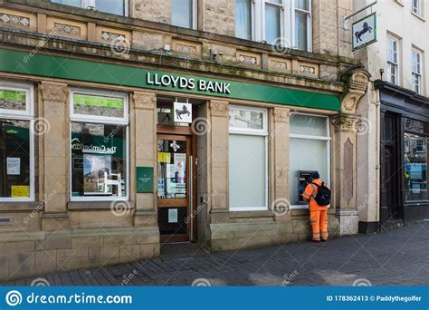 Kendal Cumbria Uk April 6th 2020 The Outside Of A Lloyds Bank Man Using