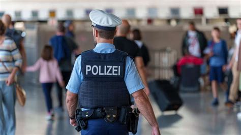 Polizei Klinge in Gürtelschnalle am Flughafen Frankfurt entdeckt