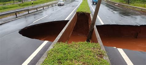 Motociclista Morre Ao Cair Em Cratera Aberta Pela Chuva Na Avenida