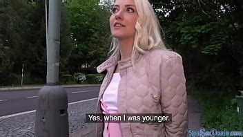 Eurobabe Rubia Cabalga Mientras Chupa Una Polla Pov Por Dinero Xvideos