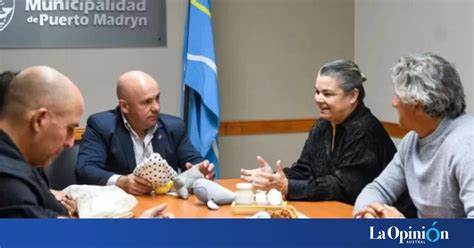 Gustavo Sastre Recibi A Los Representantes De Puerto Madryn En La