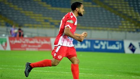 لاعب الوداد المغربي يتلقى خبر وفاة والده في مواجهة فريقه السابق