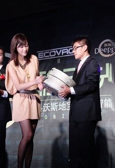 Sao Hoa ngữ dịu dàng với tone màu nude