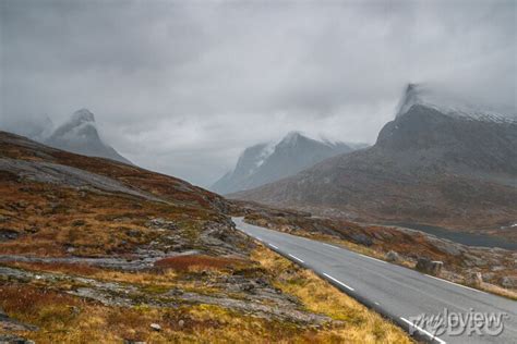 Asfaltowa kręta górska droga w czasie deszczu i we mgle norweski wall