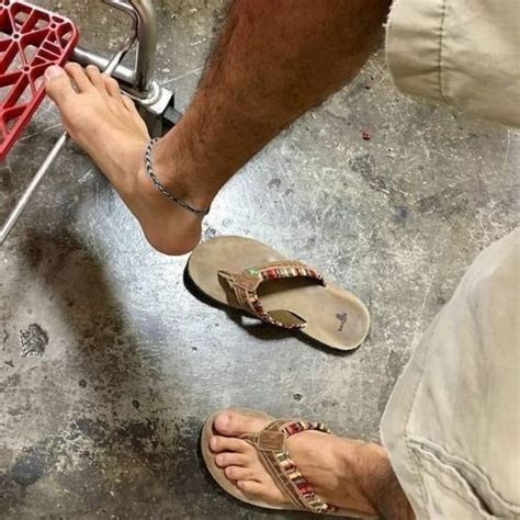 Pin De Joey Marra En Mens Flip Flops En Hombres Descalzos