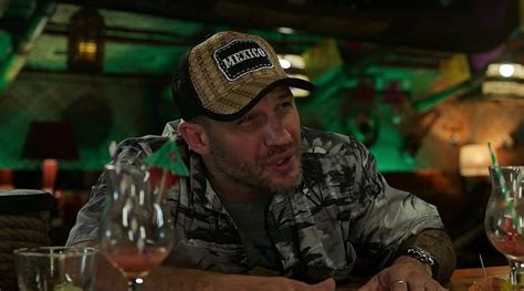 Том Харди веселится на новых кадрах со съемок «Венома 3»