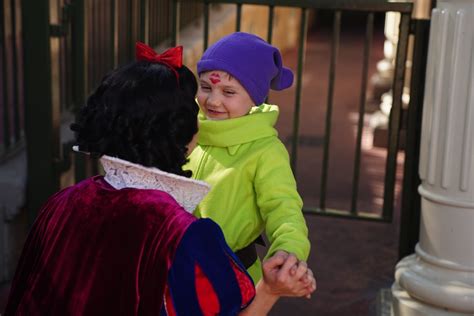 Boy has the sweetest interactions with princesses at Walt Disney World - ABC News