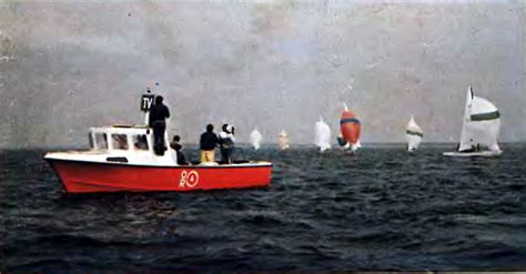 На дистанции — «Солинги»; на переднем плане одно из судов флота ...