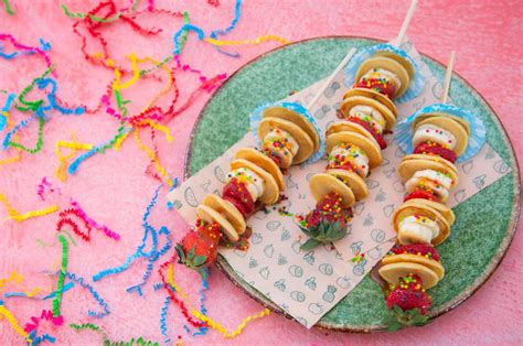 C Mo Hacer Banderilla De Hot Cakes Con Fresas Y Pl Tano