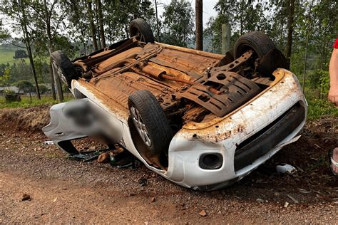 Mulher fica ferida em capotamento no interior de São Miguel do Oeste