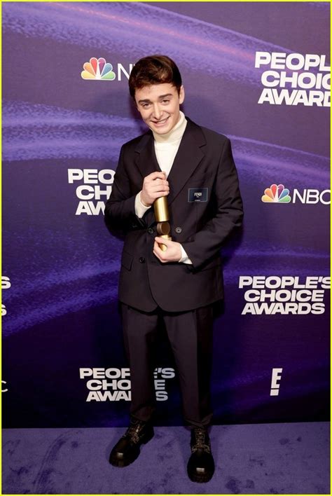 Noah Schnapp Wins Male TV Star at People's Choice Awards 2022! | Photo ...