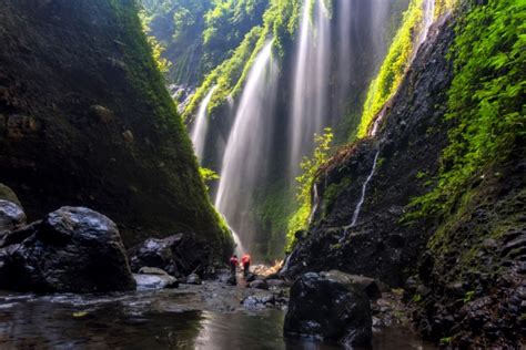 7 Air Terjun Terindah di Indonesia yang Wajib Kamu Kunjungi | BukaReview