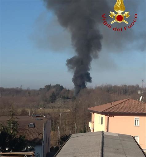 Grossa Colonna Di Fumo Brucia Un Deposito