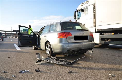 Auffahrkollision Mit Zwei Beteiligten Fahrzeugen Drei Personen Leicht