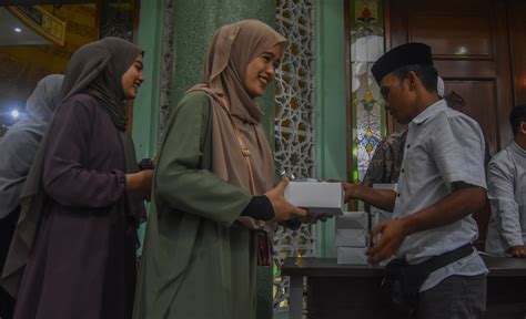 Foto Takjil Gratis Di Masjid Al Azhom Kota Tangerang Lensa Banten