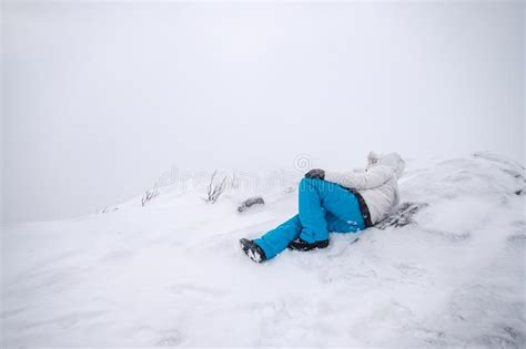 Revestimento Vestindo Da Neve Do Alpinista Do Homem Relaxamento