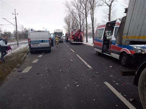 Zderzenie pojazdu osobowego z ciężarówką przy zjeździe na A4 w