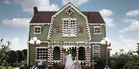 Artist Turns Home Into Gingerbread House Unique Ways To Decorate For