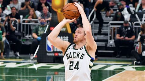 Bucks sign guard Pat Connaughton to multiyear extension | NBA.com