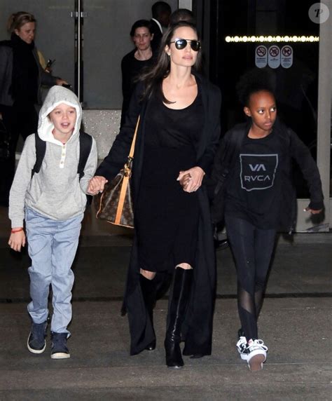 Photo Angelina Jolie Entourée De Shiloh Et Zahara à Laéroport De Lax