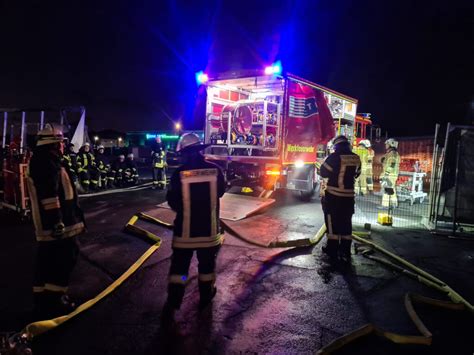 F Lagerhallenbrand Freiwillige Feuerwehr Fronhausen