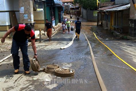 Bersihkan Lumpur Dan Sampah Pasca Banjir Jakarta Foto