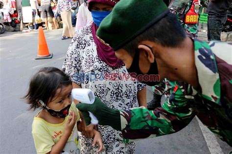 Foto Anggota Tni Periksa Suhu Tubuh Pengunjung Pasar Serdang Kemayoran